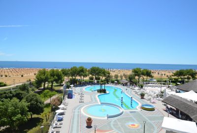 IdealtoursItalienObereAdriaBibioneAparthotelHolidayPool.jpg