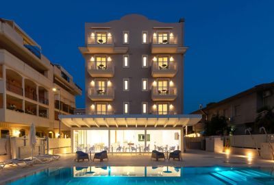 IdealtoursItalienAdriaTortoretoHotelCarducciHotelNachtaufnahme.jpg