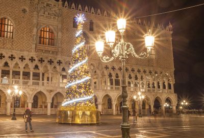 IdealtoursItalienVenedigPalazzoDucaleWeihnachtenshutterstock1821791099.jpg