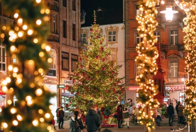 IdealtoursDeutschlandKonstanzAltstadtMarktstaetteWeihnachtsbeleuchtungBaumAbend04.jpg