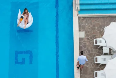 IdealtoursItalienAdriaCesenaticoGalliaClubHotelPoolLuftaufnahme.jpg