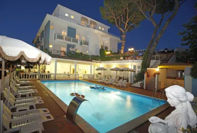 IdealtoursViserbelladiRiminiHotelVilladeiFioriNachtaufnahme.jpg