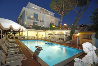 IdealtoursViserbelladiRiminiHotelVilladeiFioriNachtaufnahme.jpg