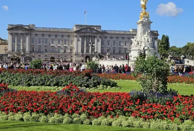 IdealtoursLondonBuckinghamPalaceGerdaWalton.jpg