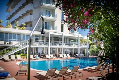 IdealtoursItalienAdriaCaorleGardenSeaHotelmitPoolneu.jpg