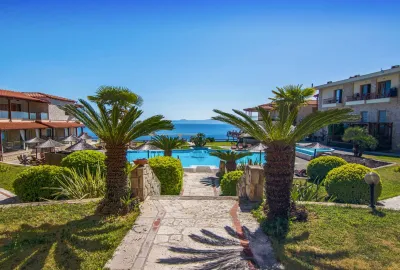 IdealtoursGriechenlandChalkidikiBlueBayHotelAnlage.jpg