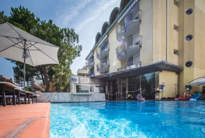IdealtoursLignanoHotelParkAnlage.jpg