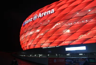 IdealtoursDeutschlandMnchenAllianzArenabeiNacht.jpg