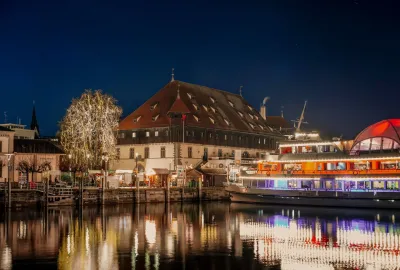 IdealtoursDeutschlandKonstanzWeihnachtsmarktWeihnachtsbeleuchtungKonzilBSBBaumAbend01.jpg