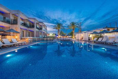 IdealtoursGriechenlandChalkidikiHotelDionysosPoolbeiNacht.jpg