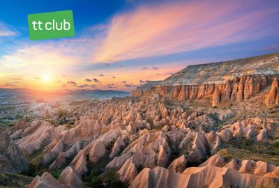 IdealtoursTuerkeiKappadokienLandschaftRedValleyshutterstock1549930637mitClubTTLogo.jpg