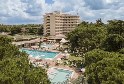 IdealtoursItalienMontegrottoApolloHotelansichtmitPool.jpg