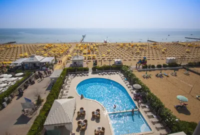 IdealtoursItalienAdriaJesoloHotelDelleMimosePooluStrand.jpg