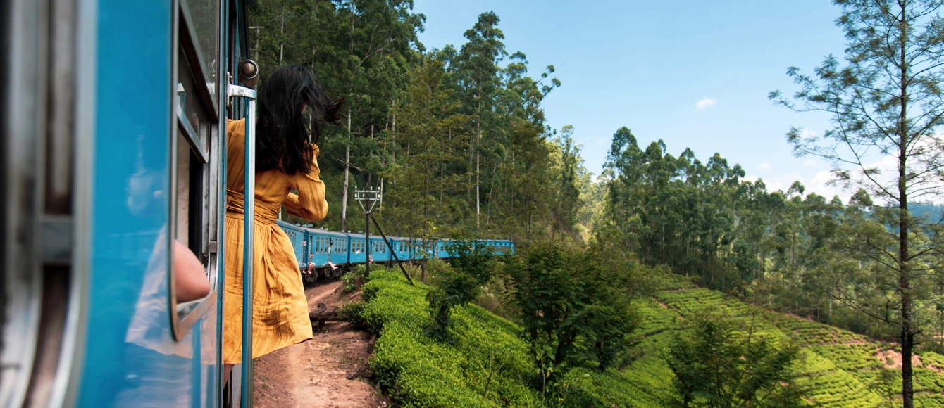 Slow Travelling: Frau auf Zug in Sri Lanka