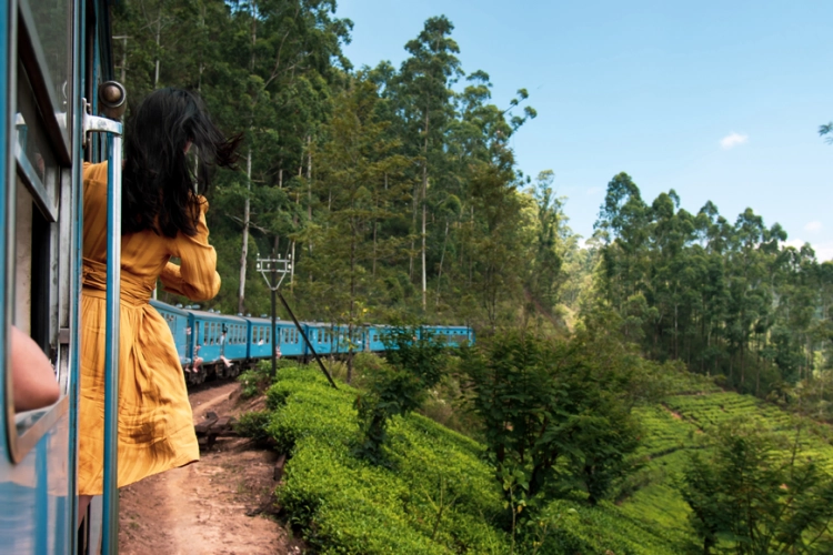 Slow Travelling: Frau auf Zug in Sri Lanka
