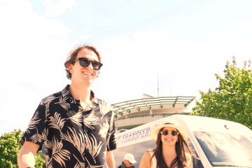 Paar wird von Four Seasons Travel abgeholt