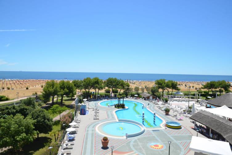 IdealtoursItalienObereAdriaBibioneAparthotelHolidayPool.jpg