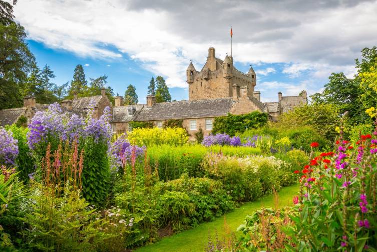IdealtoursSchottlandCawdorCastleGardensshutterstock1400701775.jpg