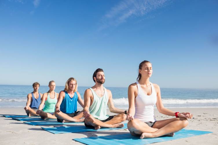 IdealtoursImageAktivYogaamStrandshutterstock572919466.jpg
