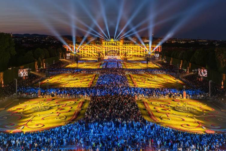 SommernachstkonzertSchnbrunnWienerPhilharmoniker.jpg