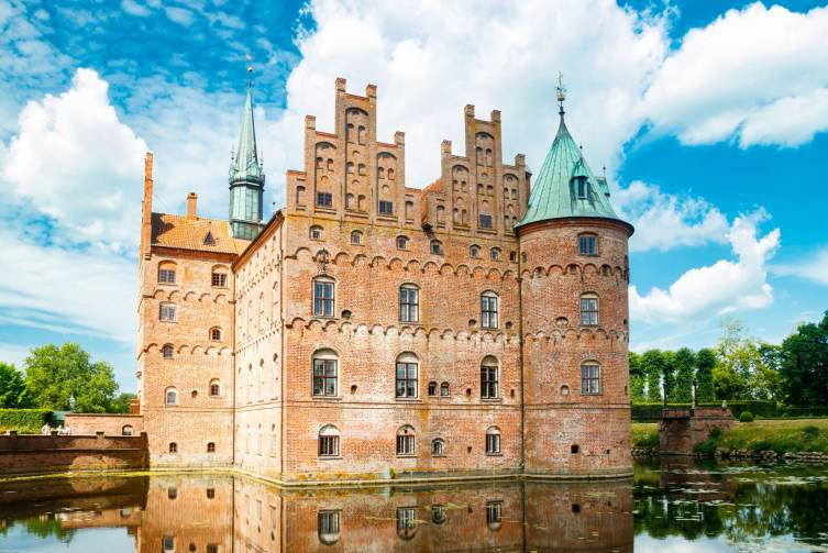 IdealtoursDaenemarkSchlossEgeskovshutterstock2437469451.jpg