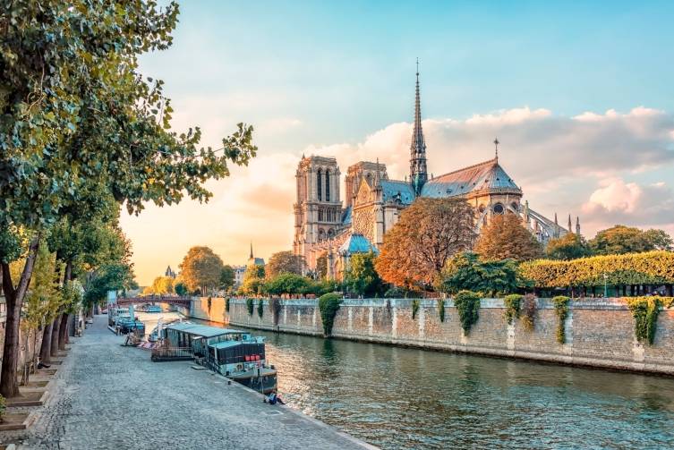 IdealtoursFrankreichParisNotreDameshutterstock2368461263.jpg