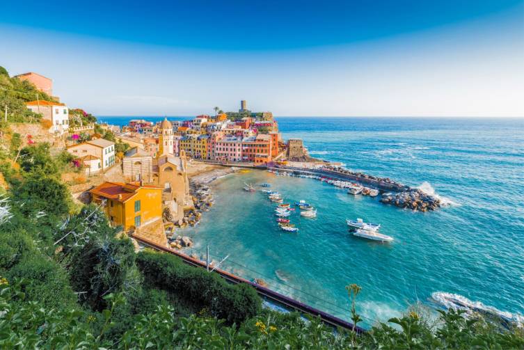 IdealtoursItalienCinqueTerreVernazzashutterstock709333924.jpg