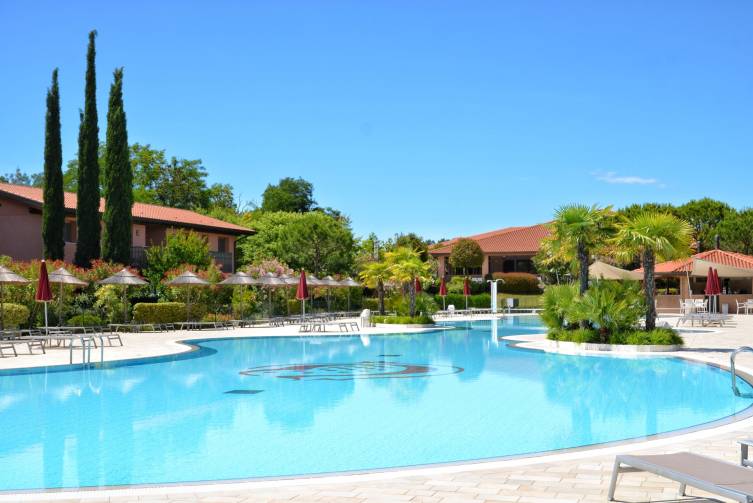IdealtoursItalienAdriaLignanoGreenVillageAnlagePoolTitelbild.jpg
