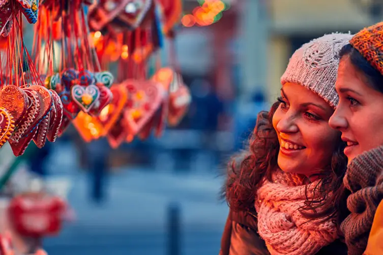 Freundinnen am Weihnachtsmarkt