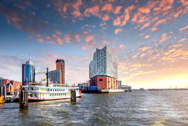 IdealtoursDeutschlandHamburgElbphilharmonyHarbourshutterstock2424552859.jpg