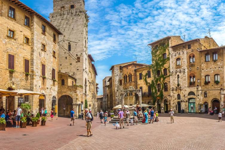 IdealtoursItalienSanGimignanoshutterstock322101380.jpg