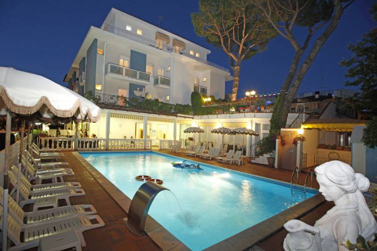 IdealtoursViserbelladiRiminiHotelVilladeiFioriNachtaufnahme.jpg