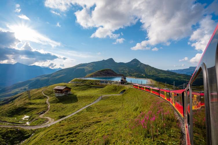 IdealtoursSchweizJungfraujochBahnshutterstock1176281035.jpg