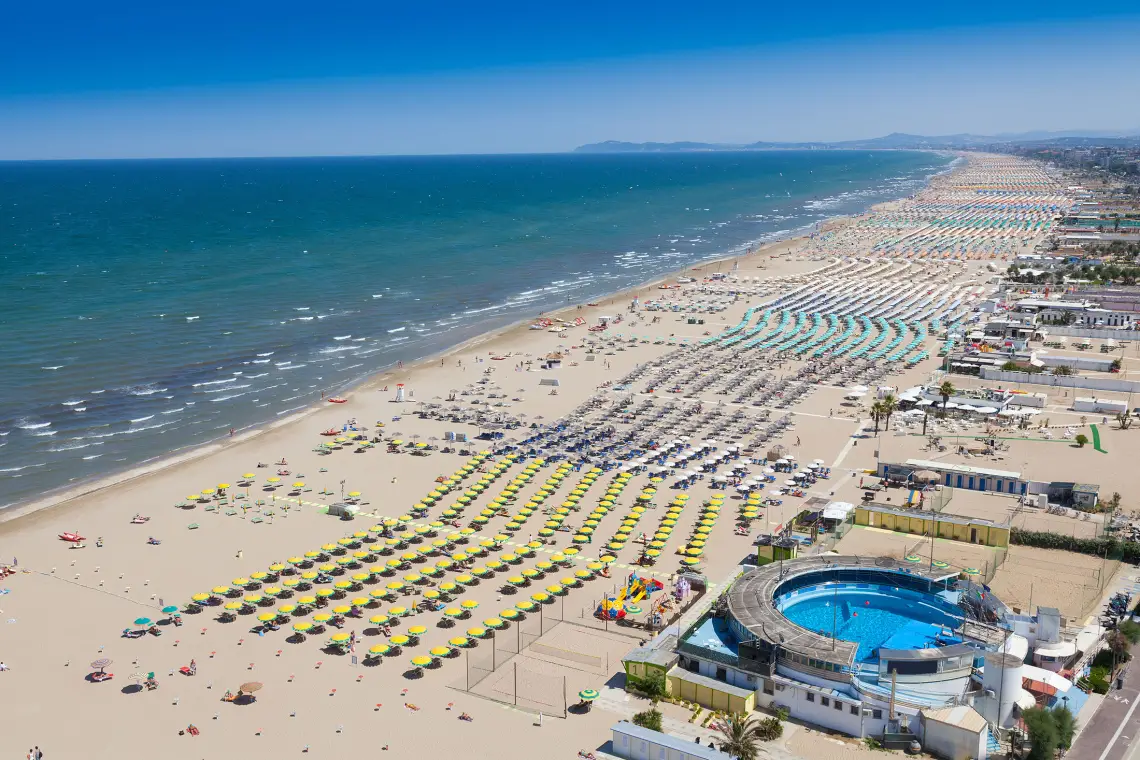 Rimini Strand (cby shutterstock)