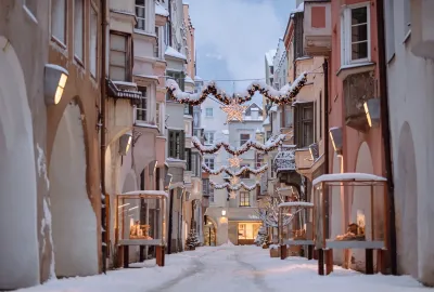 IdealtoursAdventreisenBrixenWeihnachtsbeleuchtungBrixenTourismusMichaelPezzei.jpg