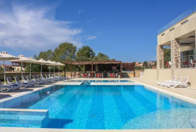 IdealtoursGriechenlandKalamataNiriidesVillasPool.jpg