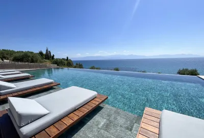 IdealtoursGriechenlandKalamataHotelColonidesInfinityPool.jpg