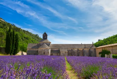 IdealtoursFrankreichProvenceZisterzienserabteivonSenanquesShutterstock405593203.jpg