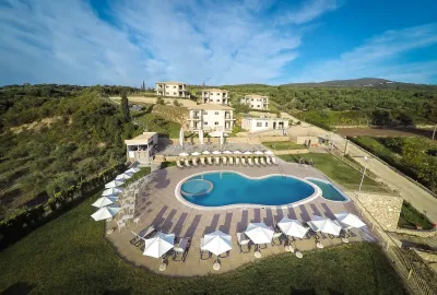 IdealtoursGriechenlandKalamataBaywatchHotelAnlage.jpg