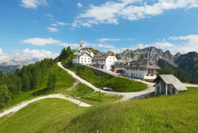 IdealtoursMariaLuscharishutterstock305655998.jpg