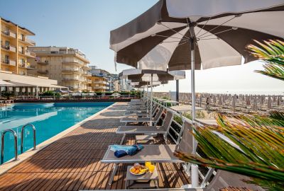 IdealtoursItalienJesoloHotelAstorPoolStrand.jpg