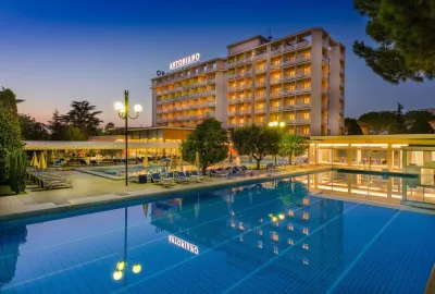 IdealtoursItalienMontegrottoAntonianoPoolNachtaufnahme.jpg