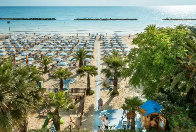 IdealtoursSanBenedettoHotelPoseidonundNettunoBlickaufStrand.jpg