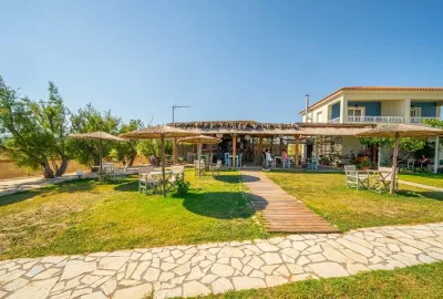 IdealtoursGriechenlandKefaloniaChloeAppartementsGartenBar.jpg