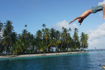 Pitt springt vom Boot ins Wasser