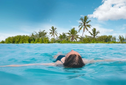 Frau schwimmt im Wasser