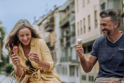 Paar isst Eis in Abano