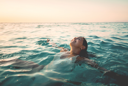 Frau schwebt im Wasser