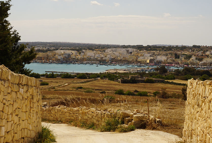 Blick von einem Weg auf das Meer