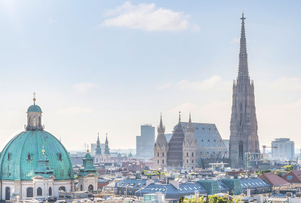 Blick über die Dächer von Wien auf den Stephansdom